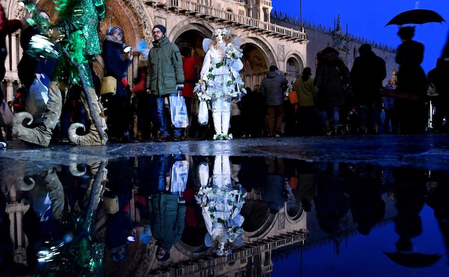 Venecia ha inaugurado con el tradicional "vuelo del ángel" su célebre carnaval, uno de los más famosos del mundo y que en esta edición, inspirada en el colorido mundo del circo, contará con limitaciones de aforo. Entre aplausos y confeti, dio comienzo el carnaval del 2018, titulado 'Creatum-Civitas Ludens', y que se celebrará hasta el próximo 14 de febrero con un programa cargado de actividades lúdicas y culturales.