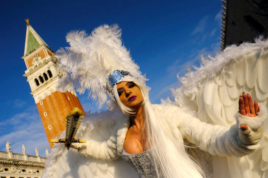 Venecia ha inaugurado con el tradicional "vuelo del ángel" su célebre carnaval, uno de los más famosos del mundo y que en esta edición, inspirada en el colorido mundo del circo, contará con limitaciones de aforo. Entre aplausos y confeti, dio comienzo el carnaval del 2018, titulado 'Creatum-Civitas Ludens', y que se celebrará hasta el próximo 14 de febrero con un programa cargado de actividades lúdicas y culturales.