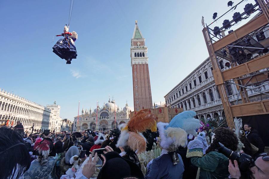 Venecia ha inaugurado con el tradicional "vuelo del ángel" su célebre carnaval, uno de los más famosos del mundo y que en esta edición, inspirada en el colorido mundo del circo, contará con limitaciones de aforo. Entre aplausos y confeti, dio comienzo el carnaval del 2018, titulado 'Creatum-Civitas Ludens', y que se celebrará hasta el próximo 14 de febrero con un programa cargado de actividades lúdicas y culturales.