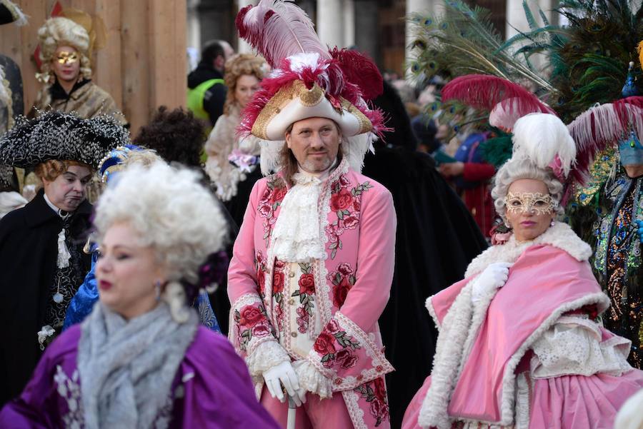 Venecia ha inaugurado con el tradicional "vuelo del ángel" su célebre carnaval, uno de los más famosos del mundo y que en esta edición, inspirada en el colorido mundo del circo, contará con limitaciones de aforo. Entre aplausos y confeti, dio comienzo el carnaval del 2018, titulado 'Creatum-Civitas Ludens', y que se celebrará hasta el próximo 14 de febrero con un programa cargado de actividades lúdicas y culturales.