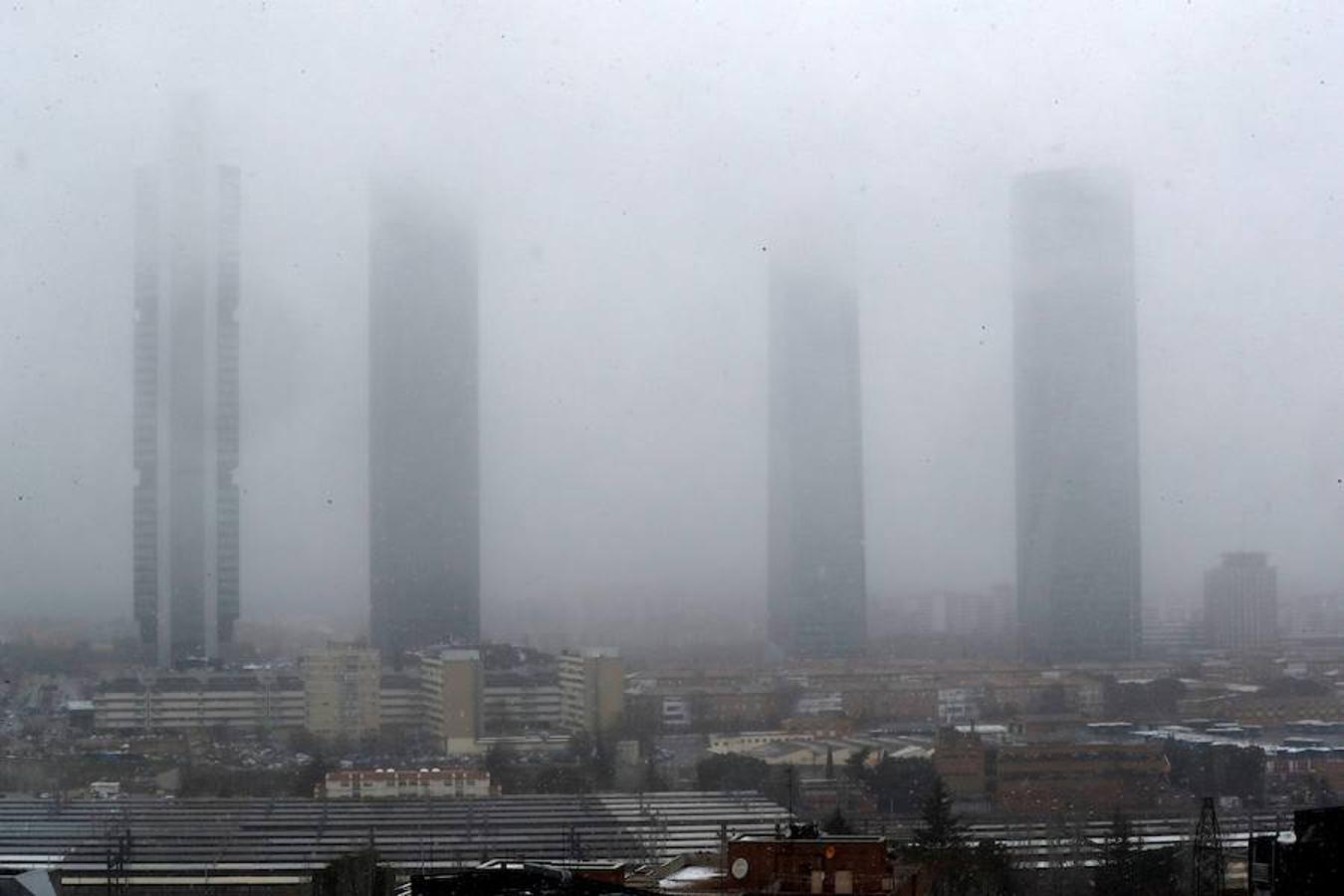 Vista del parque empresarial Cuatro Torres Business Area, situado en el Paseo de la Castellana, donde se aprecia una mañana nublada con nevadas débiles, con unas temperaturas mázimas de 5º y mínimas de 3º.