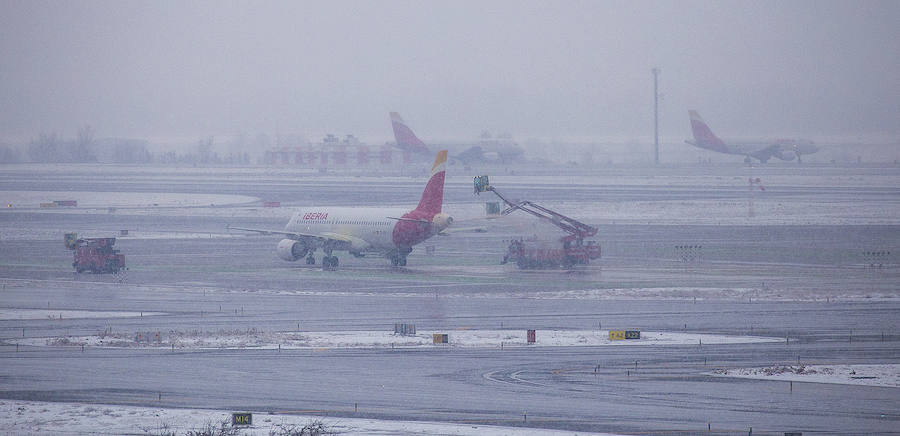 La nieve ha hecho acto de presencia hoy en Barajas.
