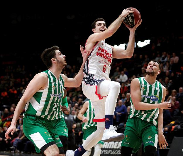 Abalde entra a canasta durante el partido ante el Real Betis en la Fonteta. 