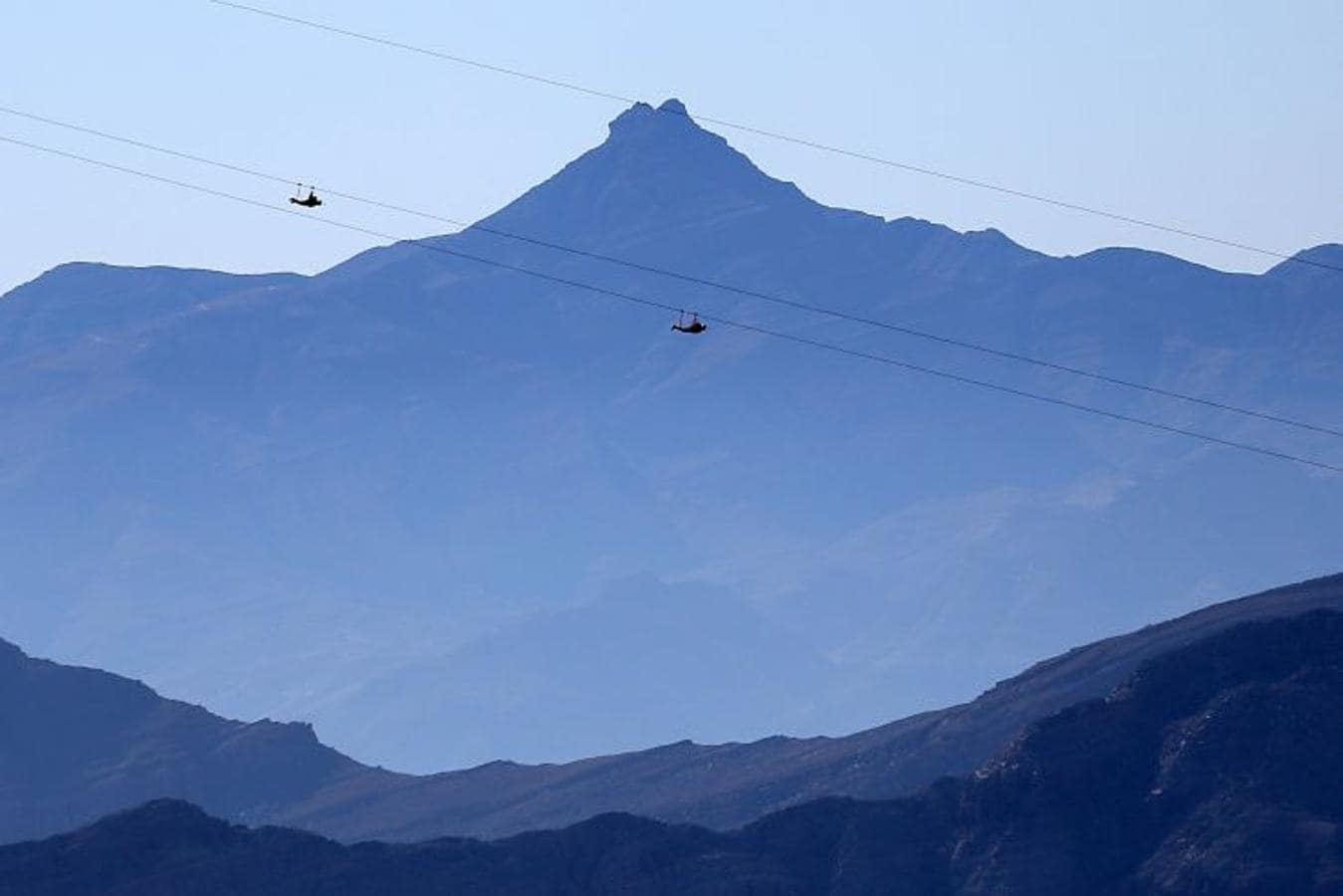 El vuelo sobre las montañas dura dos minutos y veinte segundos inolvidables en los que pueden llegar a alcanzarse los 150 km/h. 