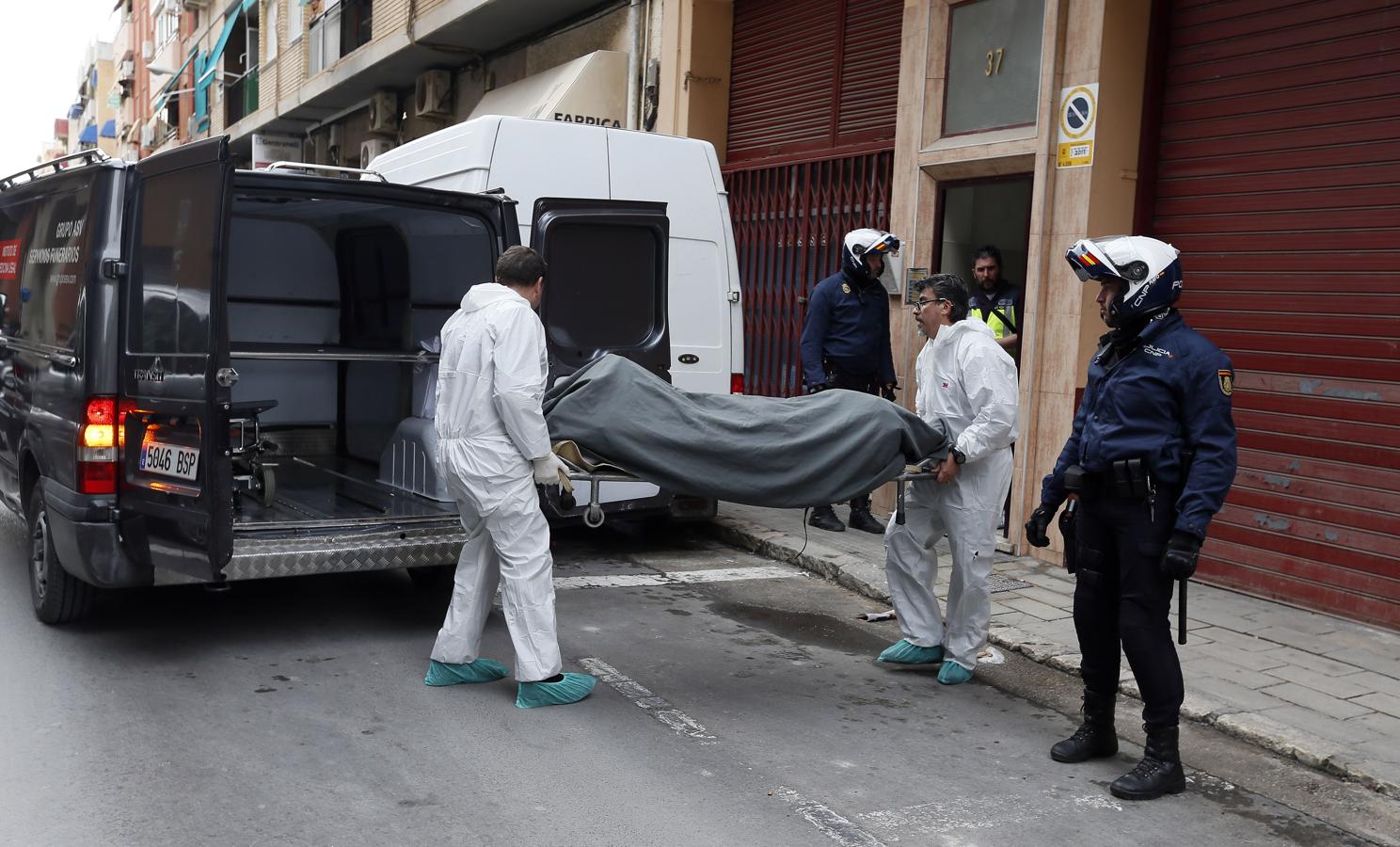 Durante la discusión, el joven de 14 años cogió un cuchillo de cocina y asestó una única puñalada a su hermano en el corazón en el domicilio familiar del alicantino barrio de La Florida, donde se encontraba la madre de ambos.