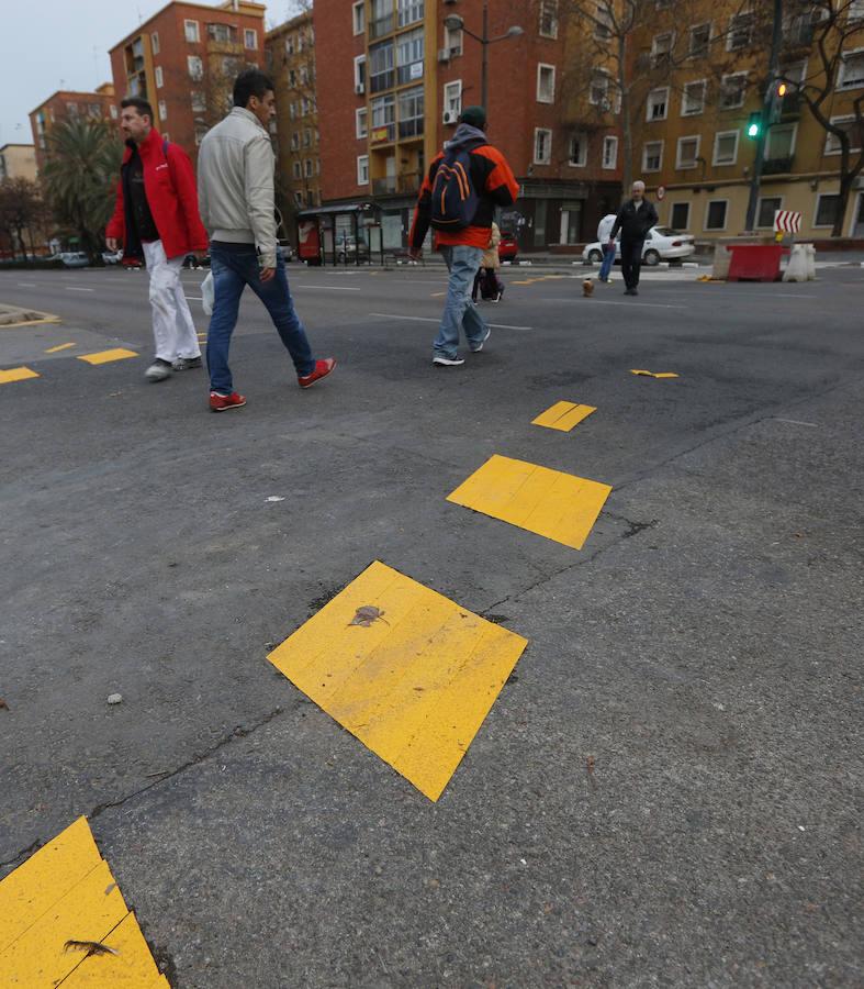 Los pasos de cebra se despegan en la avenida del Cid