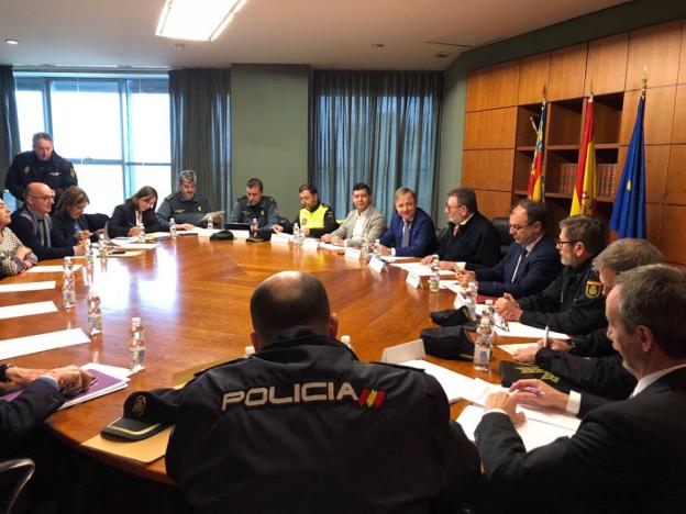 El delegado del Gobierno, Juan Carlos Moragues, con el alcalde, en la Junta Local de Seguridad. 