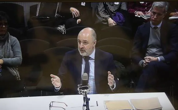 David Serra durante su comparecencia en el juicio de Gürtel ante la atenta mirada de Ricardo Costa.