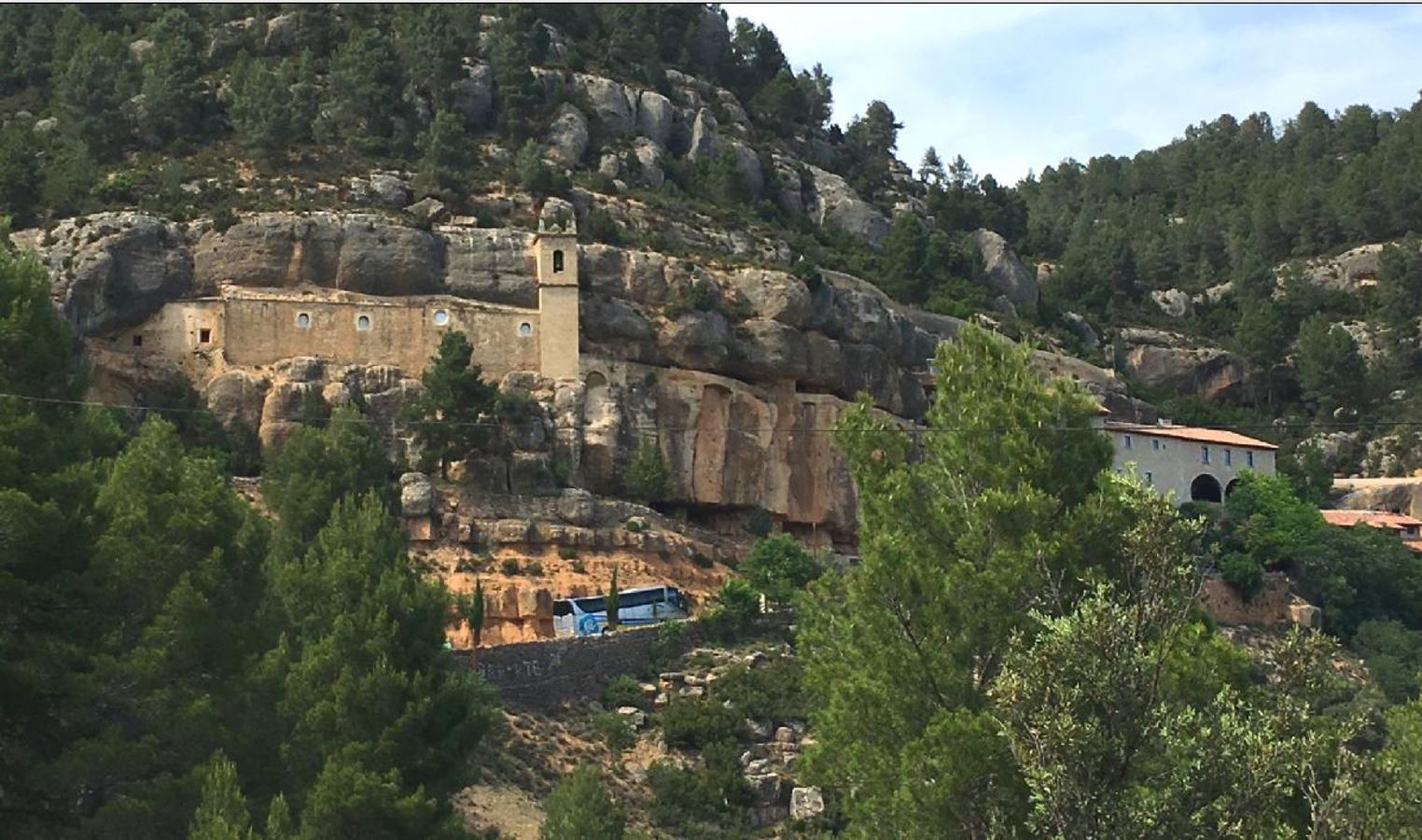 Incrustado en la ladera rocosa de una montaña, algo que parece estar suspendido en el aire. Así es el Santuario de la Virgen de la Balma en Zorita del Maestrazgo. Este lugar, esconde entre sus paredes leyendas de exorcismos e historias de sanaciones a gente "poseída". Alardo Prats y Beltrán (1903-1984) dejó constancia escrita de lo aquí pasaba en su libro-reportaje 'Tres días con los endemoniados. La España desconocida y tenebrosa'. Este periodista cuenta cómo vivió los rituales tenebrosos de exorcismo que permitían la curación de los endemoniados, la mayor virtud de la Virgen de la Balma. De todo aquello, vivido hasta acabada la Guerra Civil, pocas cosas quedan. Relatos escritos por periodistas de la época que coinciden con lo contado por Prats, fotografías de testigos presenciales y lo más impactante, una habitación llena de objetos que reproducen partes del cuerpo humano. Los restos de cabezas y extremidades de cera de los exvotos en agradecimiento de los familiares de enfermos que la virgen había sanado y que han quedado custodiados en una habitación cerrada desde que en 2009 los familiares de aquellas personas denunciaran la publicación de fotografías en los medios de comunicación. 