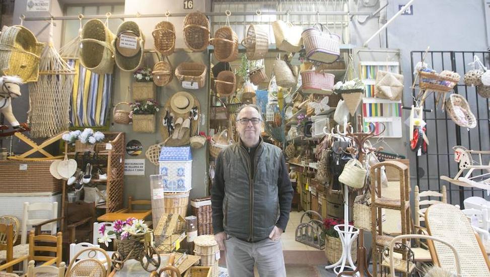 Carlos, en su tienda El Globo.