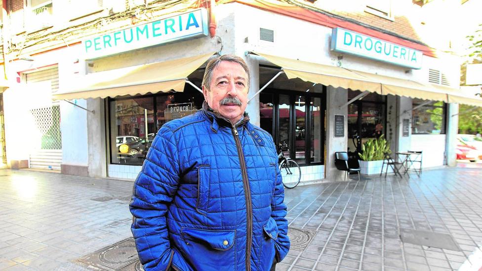 Paco Muñoz, frente al local donde se encuentra ubicada su droguería.