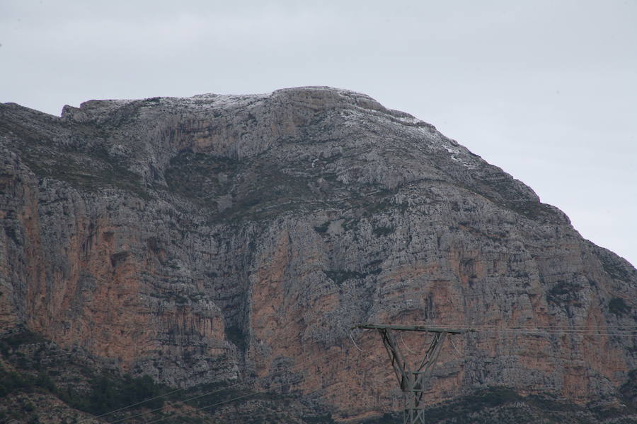 El Montgó, con un poco de nieve en la cima