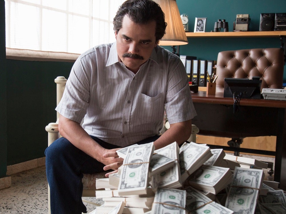 3 - Narcos: 8,0. La historia de Pablo Escobar dio mucho que hablar. Una producción estadounidense situada y rodada en Colombia con un protagonista brasileño. Lo que parecía una combinación difícil acabo siendo una mezcla perfecta y realmente adictiva. La tercera temporada dejó de lado la historia de Escobar y se abrió a otras historias del narcotráfico en Latinoamérica.