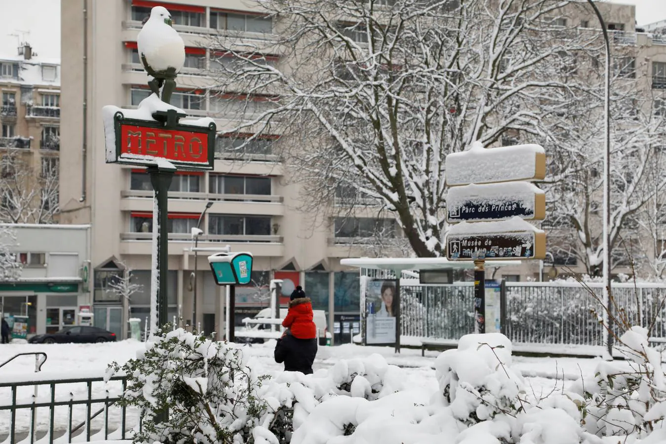 La capital francesa muestra estos días su imagen más invernal. Lugares emblemáticos como la Torre Eiffel, la Basílica del Sagrado Corazón, Versalles o los Campos Elíseos se han visto cubiertos por un temporal de nieve sin precedentes.