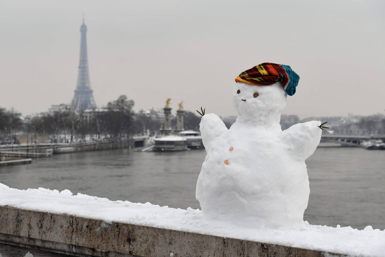 La capital francesa muestra estos días su imagen más invernal. Lugares emblemáticos como la Torre Eiffel, la Basílica del Sagrado Corazón, Versalles o los Campos Elíseos se han visto cubiertos por un temporal de nieve sin precedentes.