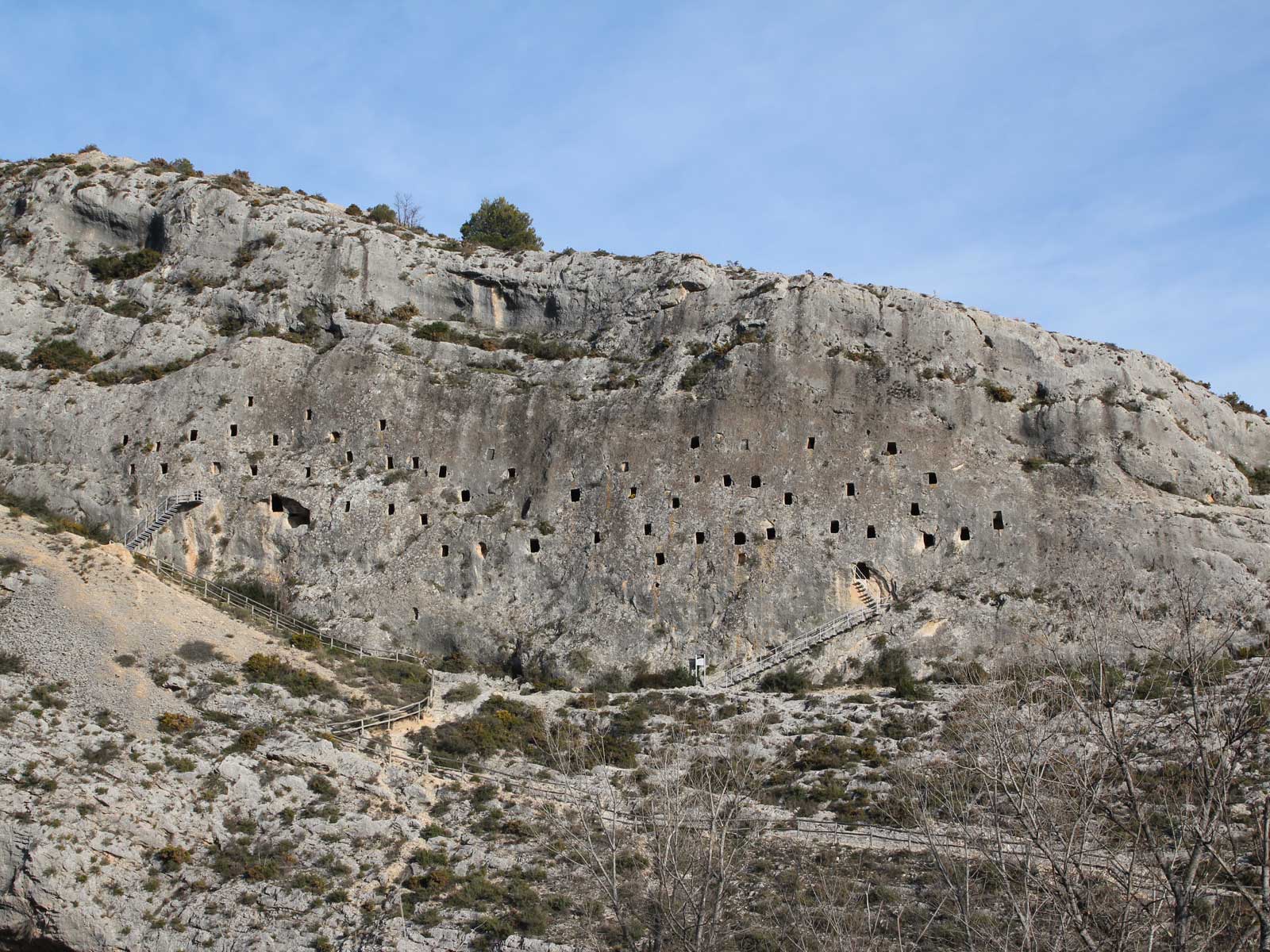 Bocairent es uno de los pueblos más impresionantes de la Comunitat. Cada uno de los rincones de esta localidad valenciana relatan sus propias historias, muchas talladas sobre la propia roca. Les covetes del moros es una. Cientos de cavidades, unas entre ellas con pasadizos, excavadas en la misma montaña, en el Barranc de la Fos. Unas cincuenta ventanas que se observan a tan solo 300 metros al norte del núcleo urbano medieval de Bocairent. Las interpretaciones de estas cavidades han sido muy diversas, a través del tiempo, y difíciles de datar, por falta de materiales arqueológicos. De los diferentes estudios realizados se desprende que se trataba de graneros-almacenes de seguridad, realizados en época andalusí (hispano-árabe), que servirían a determinadas comunidades campesinas de las proximidades, muy probablemente de ascendencia bereber. En este sentido, se trataría de un modelo de granero trasladado del norte de África (los tazaghin del alto Atlas, por ejemplo).