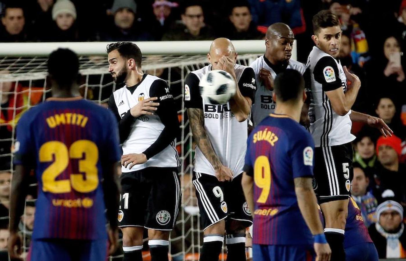 El Barcelona disputará su quinta final de Copa del Rey consecutiva, tras imponerse al Valencia en Mestalla (0-2) con tantos de Coutinho y Rakitic.