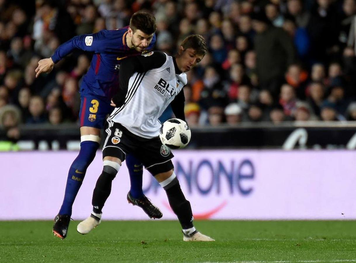 El Barcelona disputará su quinta final de Copa del Rey consecutiva, tras imponerse al Valencia en Mestalla (0-2) con tantos de Coutinho y Rakitic.