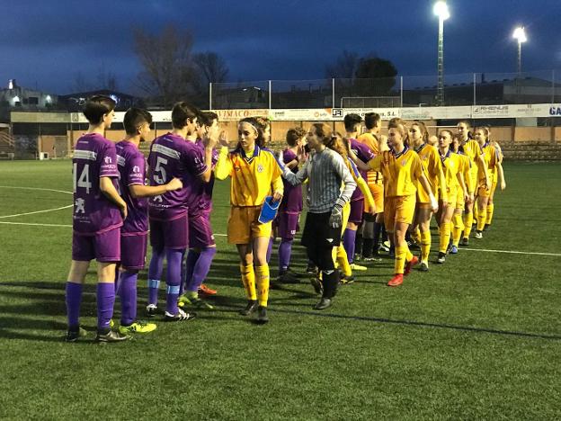 Saludo de las jugadoras de la sub-18 y el cadete de la UE Gandia. 