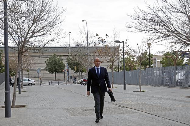 Francisco Camps llega a la Ciudad de la Justicia de Valencia por la puerta trasera. 