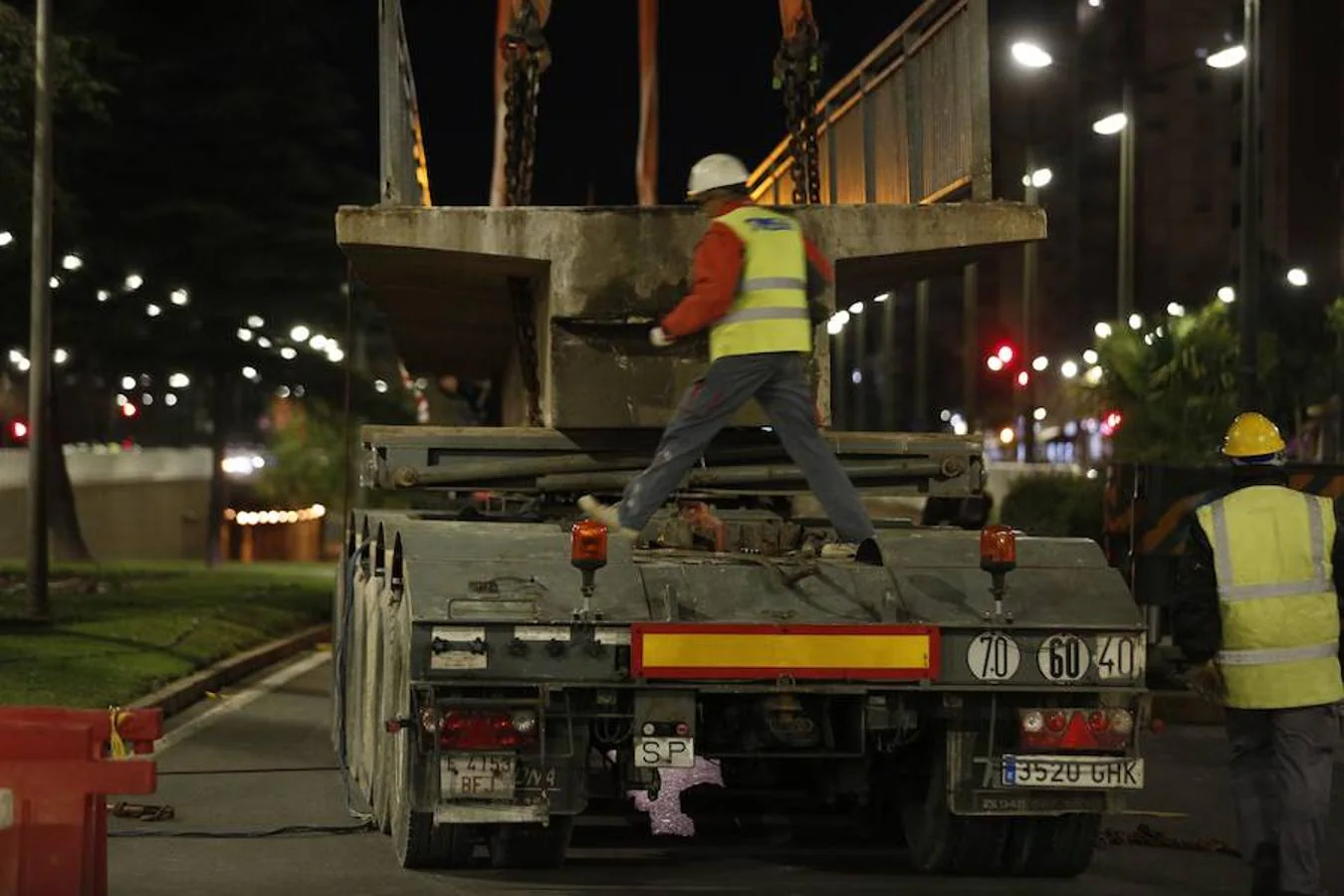 Fotos de la retirada de las últimas tres pasarelas de la avenida del Cid