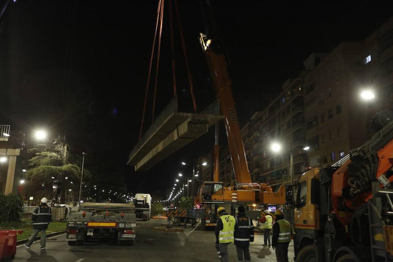 Fotos de la retirada de las últimas tres pasarelas de la avenida del Cid