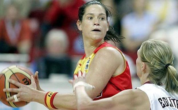 Montañana coge el balón en un partido con la selección española.