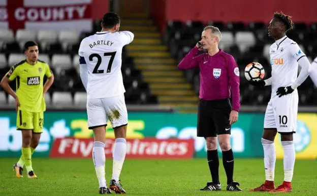 El árbitro inglés Martin Atkinson consulta al VAR durante el partido Notts County-Swensea. 