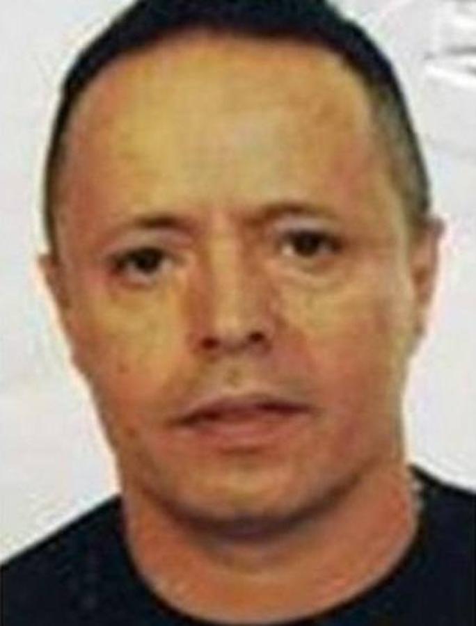 Raffaele Vallefuoco, 54 años, natural de Nápoles (Italia). Las autoridades le buscan por delitos contra la salud pública, blanqueo de capitales y pertenencia a organización criminal. Es miembro del clan Polverino (Camorra). Utiliza múltiples identidades: Francesco Querantini, Francesco FiorettiI o Francesco Caputo.