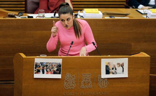 La Portavoz adjunta de Compromís, Mireia Mollà durante su intervención en el Pleno de Les Corts