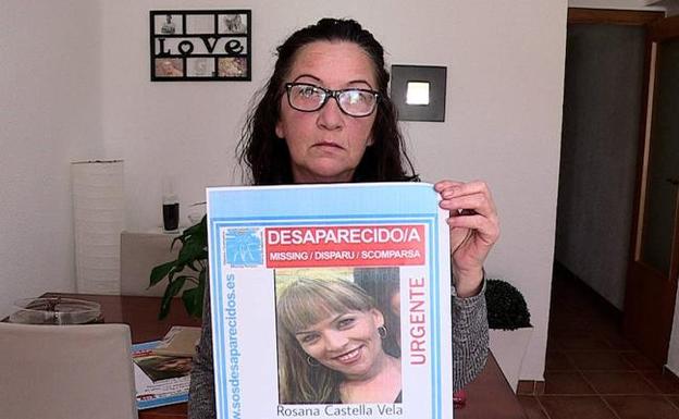 La madre de Rosana Castellá muestra el cartel de la desaparición de su hija.