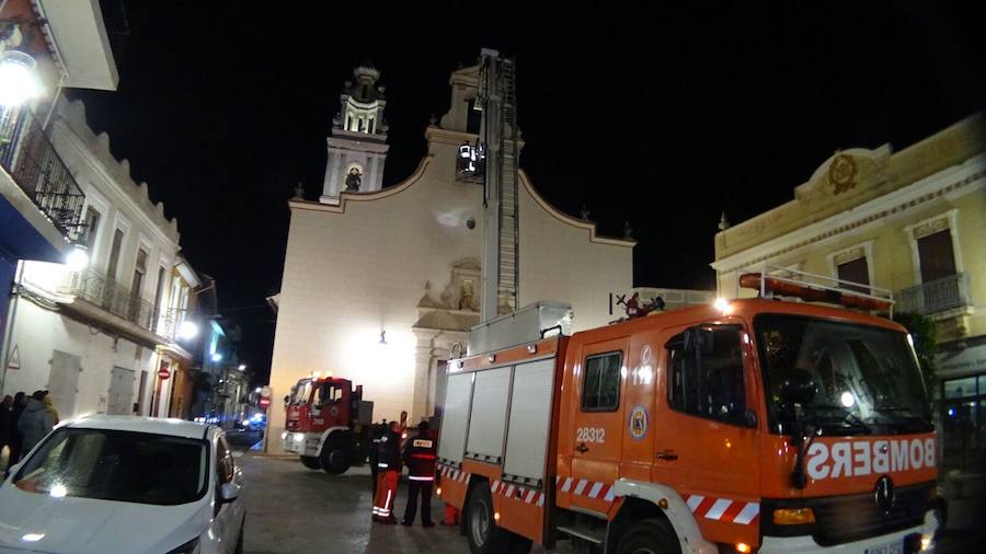 Fotos del rescate de ocho palomos deportivos en el campanario de la iglesia de Sollana