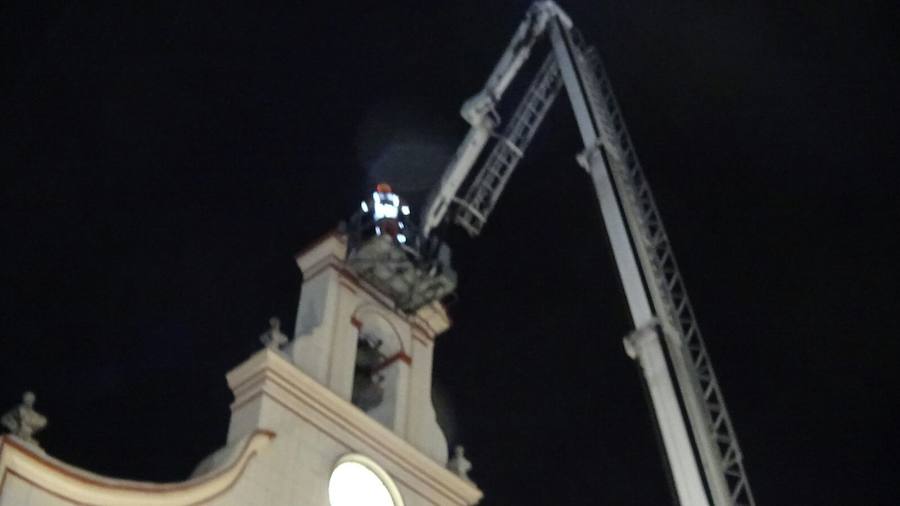 Fotos del rescate de ocho palomos deportivos en el campanario de la iglesia de Sollana