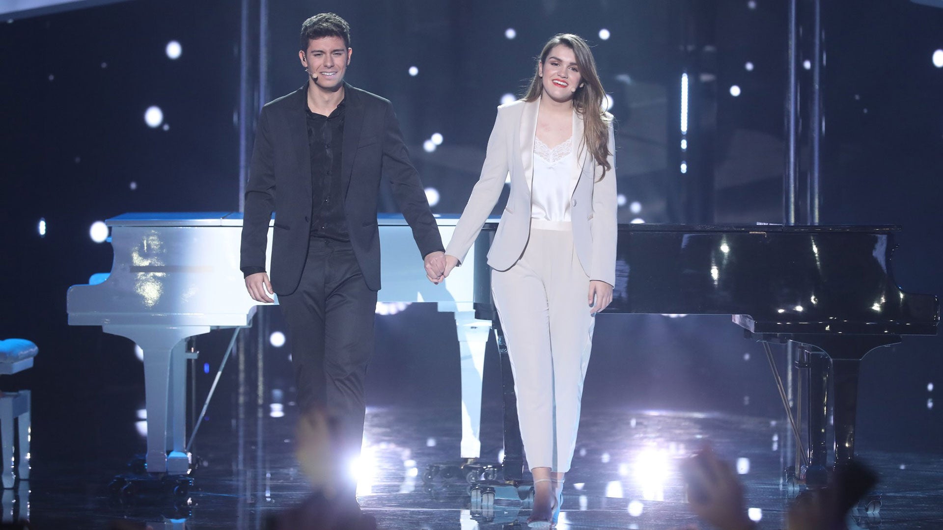 Para la actuación a dúo que le valió su pase a Eurovisión junto a Alfred vistió un traje de chaqueta y pantalón color crema de la firma Imperial Fashion de la Temporada Primavera/Verano 2018. 