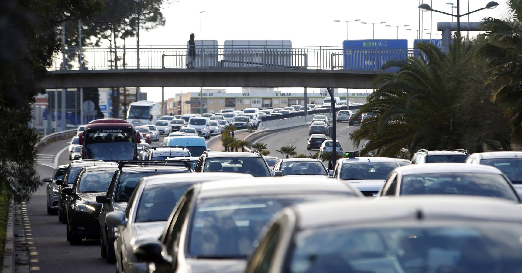 Fotos de atascos en la entrada a Valencia por la autovía A-3