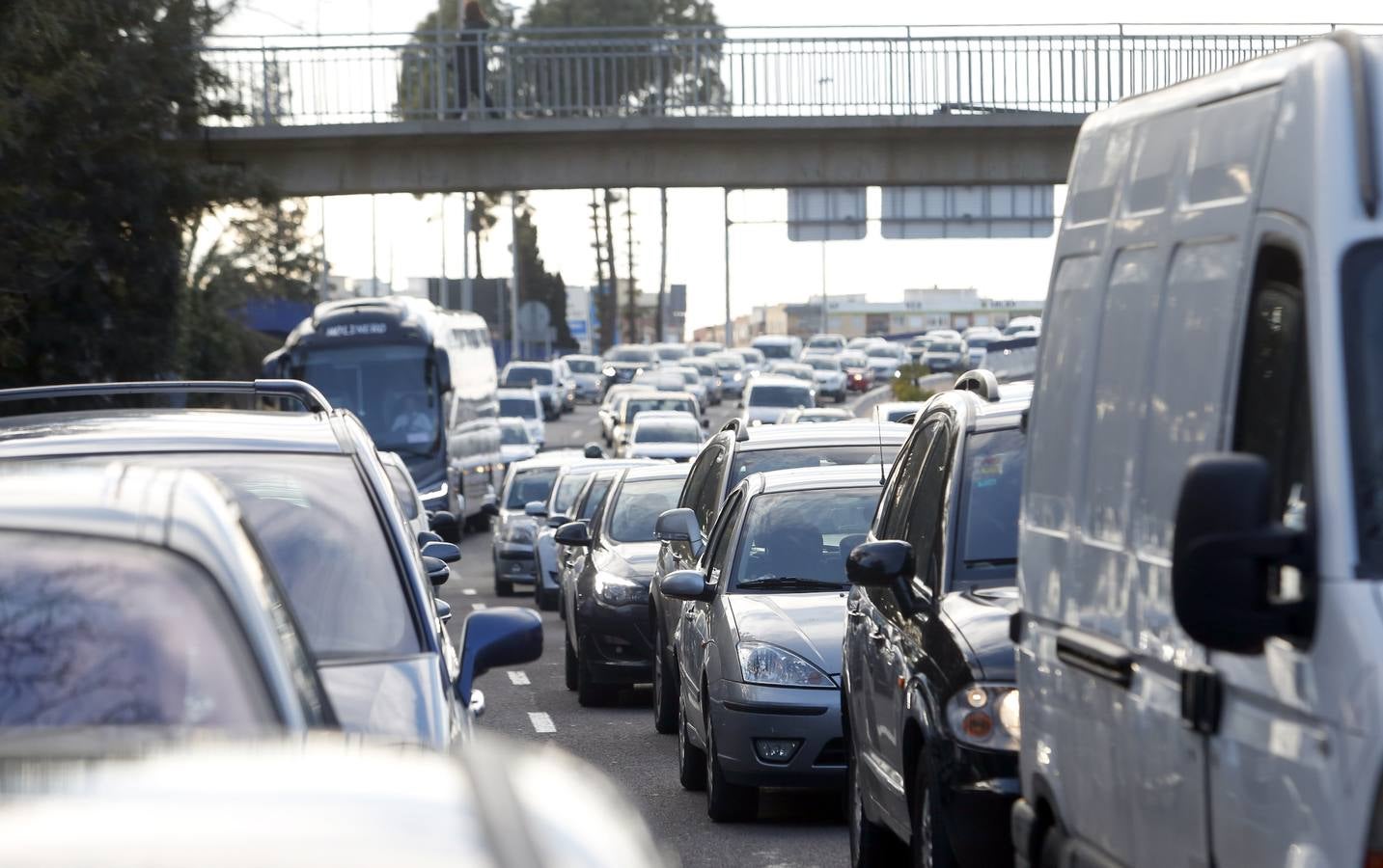 Fotos de atascos en la entrada a Valencia por la autovía A-3