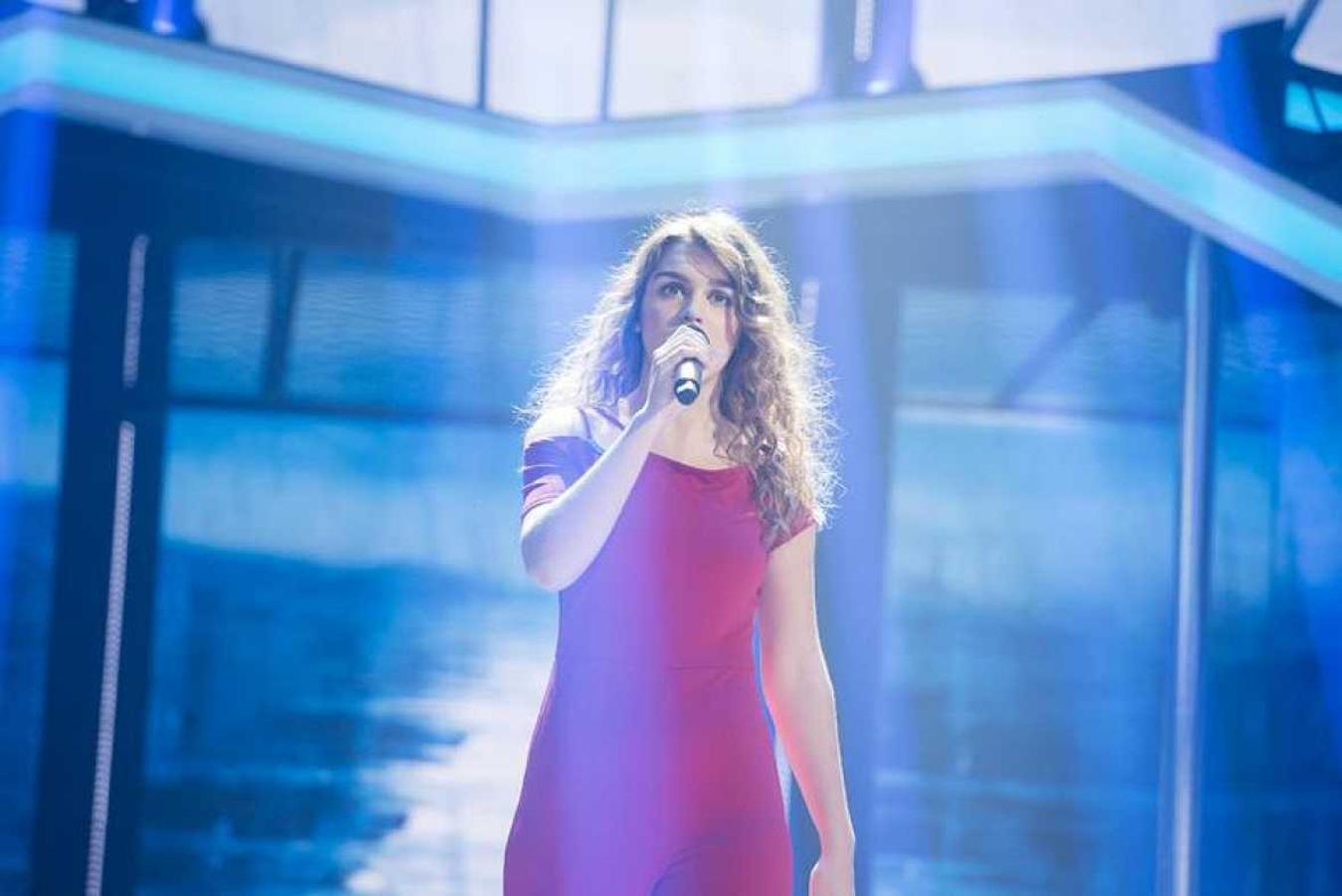 Durante la actuación en solitario de la Gala 12, donde interpretó 'Te recuerdo Amanda', la cantante vistió un mono largo con escote de barco en color rojo de Guess (47,50 euros).