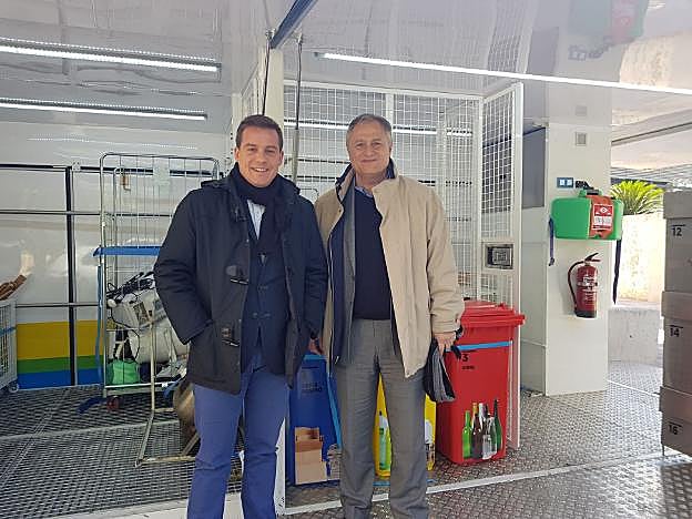 Roger Cerdà y Manolo Civera, durante la visita de ayer. 