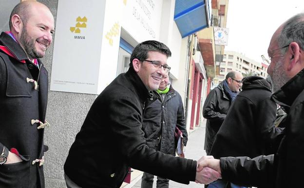 Toni Gaspar y Jorge Rodríguez saludan a los alcaldes de la Vall d’Albaida. 