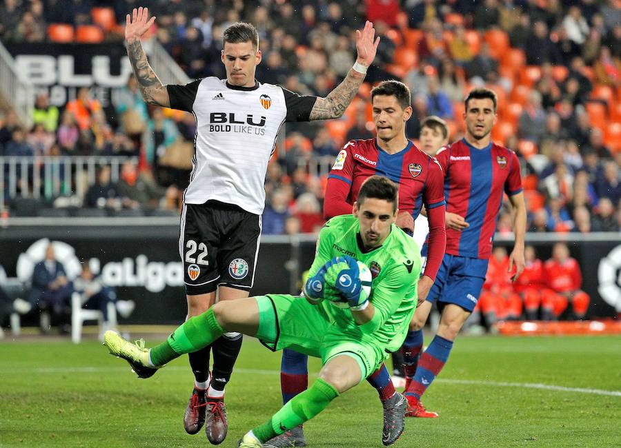 Estas son las imágenes que deja el derbi en Mestalla, jornada 23 de la Liga