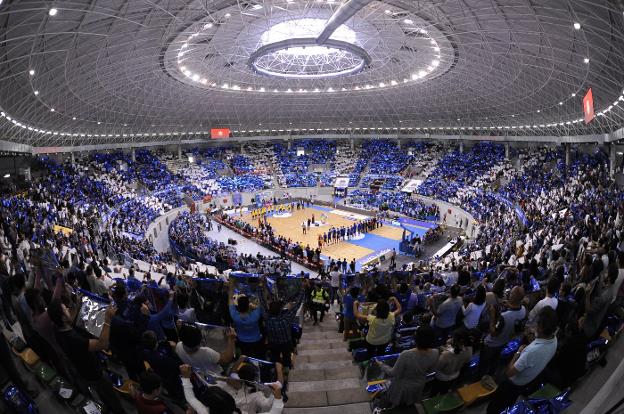 La afición del San Pablo Burgos realiza un espectacular mosaico en el Coliseum antes de un partido. 