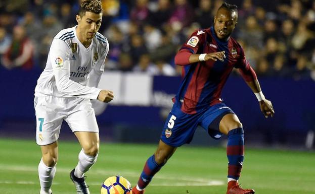 Doukouré durante el partido con el Real Madrid.