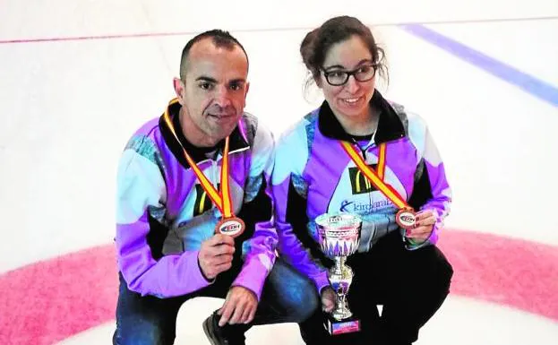 Víctor posa con María con el bronce que lograron en el Campeonato de España dobles mixto.