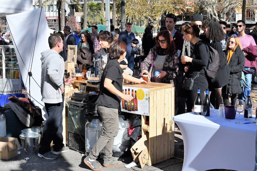 La plaza del Ayuntamiento de Valencia ha acogido este domingo la tercera edición del mercado de proximidad 'De l'Horta a la Plaça', en el que 55 productores y diez puestos de distribución han compartido el céntrico enclave de la ciudad con talleres, charlas y música. La propuesta de fomento de la producción agrícola de proximidad organizada por la Concejalía de Agricultura y Pueblos de Valencia arrancó a las 10 de la mañana con actividades divulgativas, culturales y lúdicas.