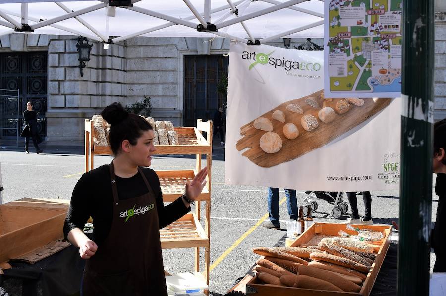 La plaza del Ayuntamiento de Valencia ha acogido este domingo la tercera edición del mercado de proximidad 'De l'Horta a la Plaça', en el que 55 productores y diez puestos de distribución han compartido el céntrico enclave de la ciudad con talleres, charlas y música. La propuesta de fomento de la producción agrícola de proximidad organizada por la Concejalía de Agricultura y Pueblos de Valencia arrancó a las 10 de la mañana con actividades divulgativas, culturales y lúdicas.