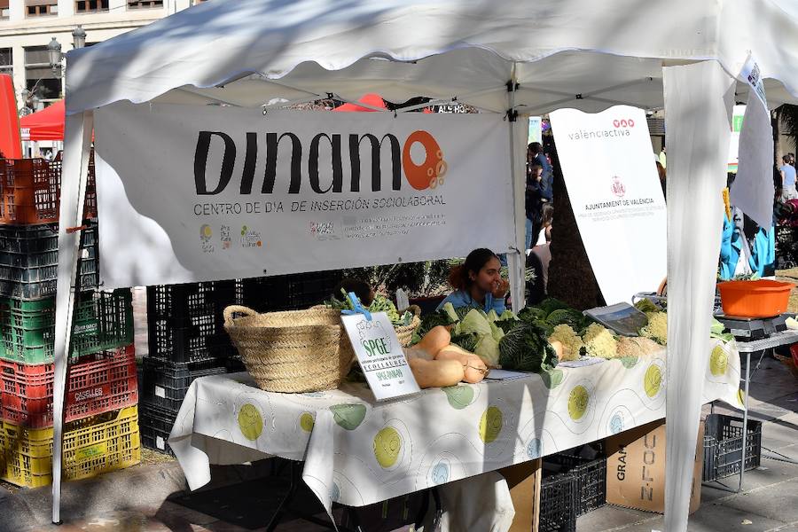 La plaza del Ayuntamiento de Valencia ha acogido este domingo la tercera edición del mercado de proximidad 'De l'Horta a la Plaça', en el que 55 productores y diez puestos de distribución han compartido el céntrico enclave de la ciudad con talleres, charlas y música. La propuesta de fomento de la producción agrícola de proximidad organizada por la Concejalía de Agricultura y Pueblos de Valencia arrancó a las 10 de la mañana con actividades divulgativas, culturales y lúdicas.