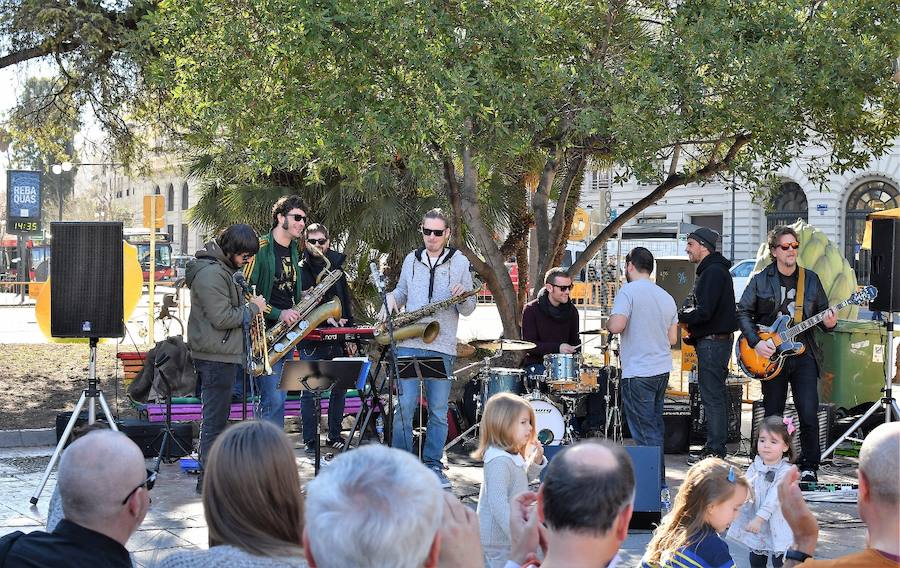 La plaza del Ayuntamiento de Valencia ha acogido este domingo la tercera edición del mercado de proximidad 'De l'Horta a la Plaça', en el que 55 productores y diez puestos de distribución han compartido el céntrico enclave de la ciudad con talleres, charlas y música. La propuesta de fomento de la producción agrícola de proximidad organizada por la Concejalía de Agricultura y Pueblos de Valencia arrancó a las 10 de la mañana con actividades divulgativas, culturales y lúdicas.