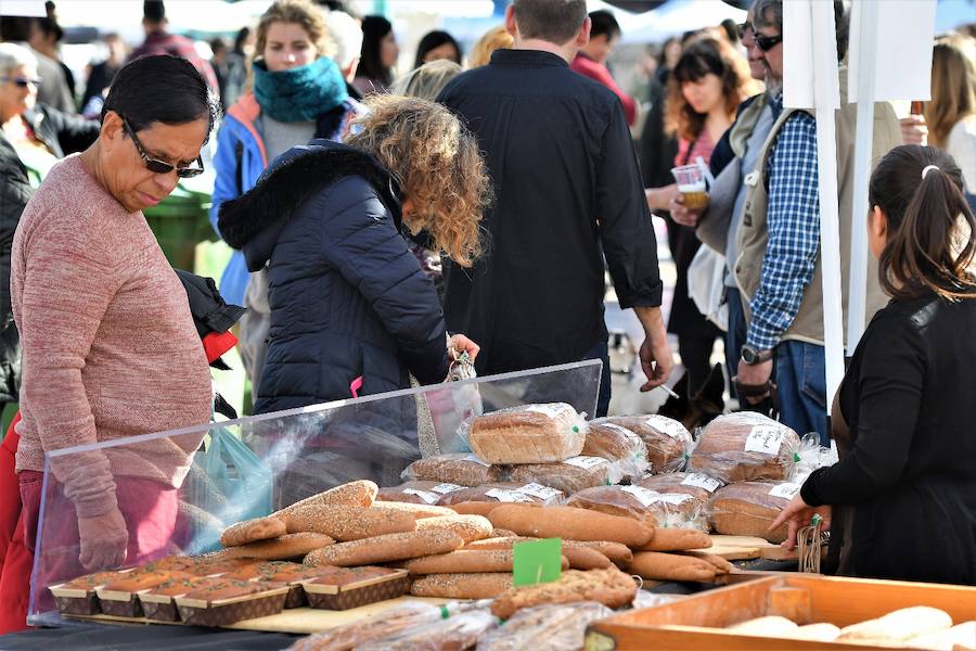 La plaza del Ayuntamiento de Valencia ha acogido este domingo la tercera edición del mercado de proximidad 'De l'Horta a la Plaça', en el que 55 productores y diez puestos de distribución han compartido el céntrico enclave de la ciudad con talleres, charlas y música. La propuesta de fomento de la producción agrícola de proximidad organizada por la Concejalía de Agricultura y Pueblos de Valencia arrancó a las 10 de la mañana con actividades divulgativas, culturales y lúdicas.