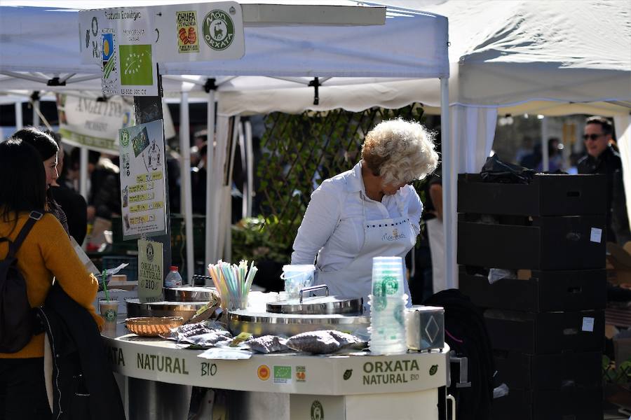 La plaza del Ayuntamiento de Valencia ha acogido este domingo la tercera edición del mercado de proximidad 'De l'Horta a la Plaça', en el que 55 productores y diez puestos de distribución han compartido el céntrico enclave de la ciudad con talleres, charlas y música. La propuesta de fomento de la producción agrícola de proximidad organizada por la Concejalía de Agricultura y Pueblos de Valencia arrancó a las 10 de la mañana con actividades divulgativas, culturales y lúdicas.