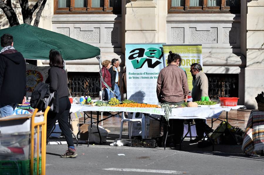 La plaza del Ayuntamiento de Valencia ha acogido este domingo la tercera edición del mercado de proximidad 'De l'Horta a la Plaça', en el que 55 productores y diez puestos de distribución han compartido el céntrico enclave de la ciudad con talleres, charlas y música. La propuesta de fomento de la producción agrícola de proximidad organizada por la Concejalía de Agricultura y Pueblos de Valencia arrancó a las 10 de la mañana con actividades divulgativas, culturales y lúdicas.